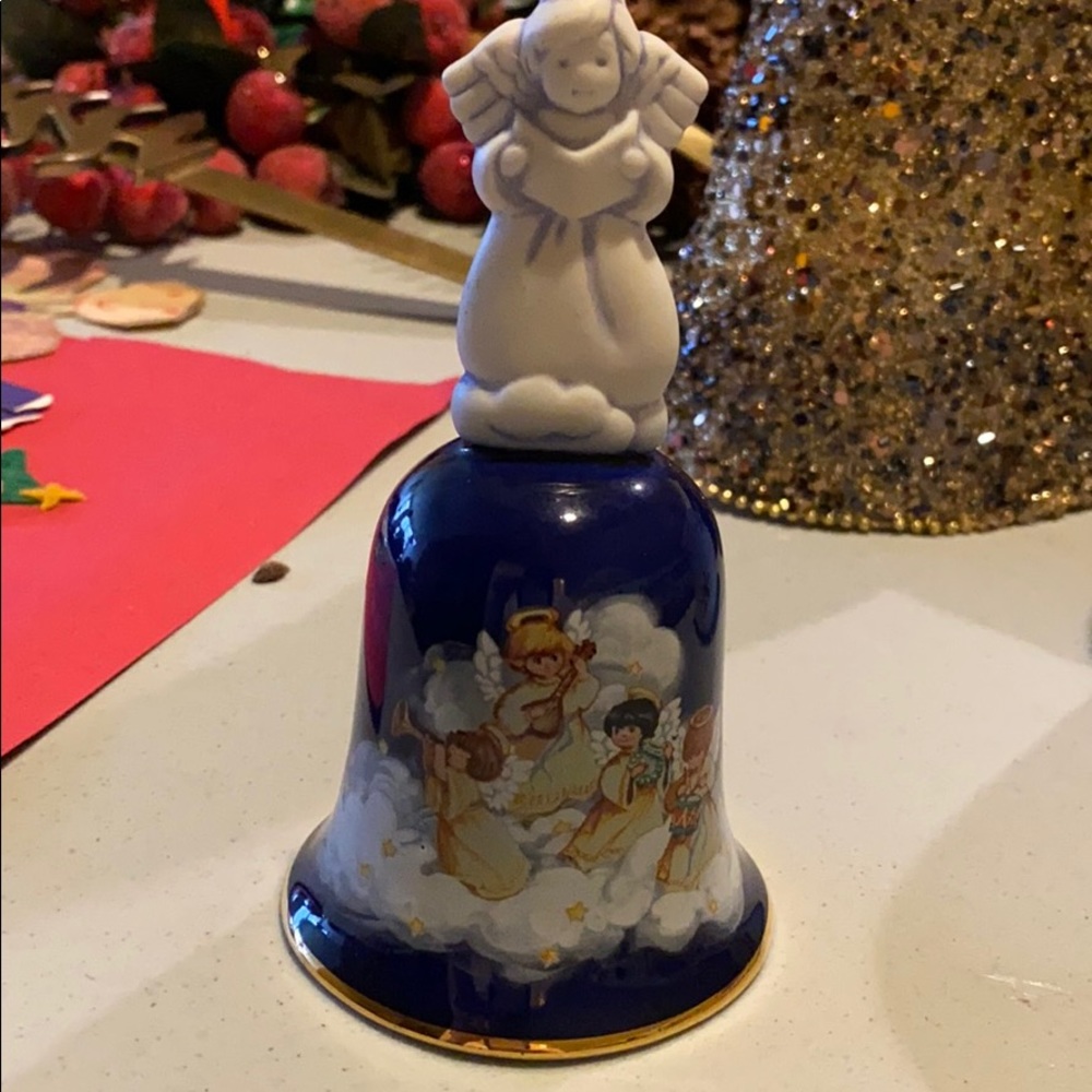 Collectible Avon Angel Choir Bell Christmas 1992